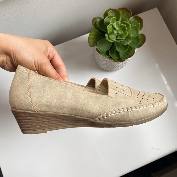 🐚 SCANDI TAN PERFORATED STITCHED WEDGES! - Picture 3 of 13